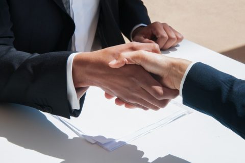 closeup-business-people-shaking-hands-outdoors_1262-19117-480x319
